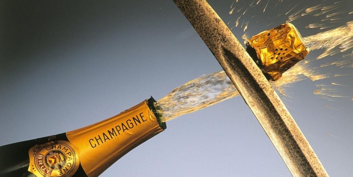 Rīgā festivāla laikā uzstādīts pasaules rekords šampanieša pudeļu atvēršanā ar zobenu